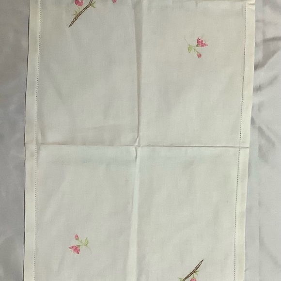 Vintage hand, embroidered table top runner - Picture 3 of 3